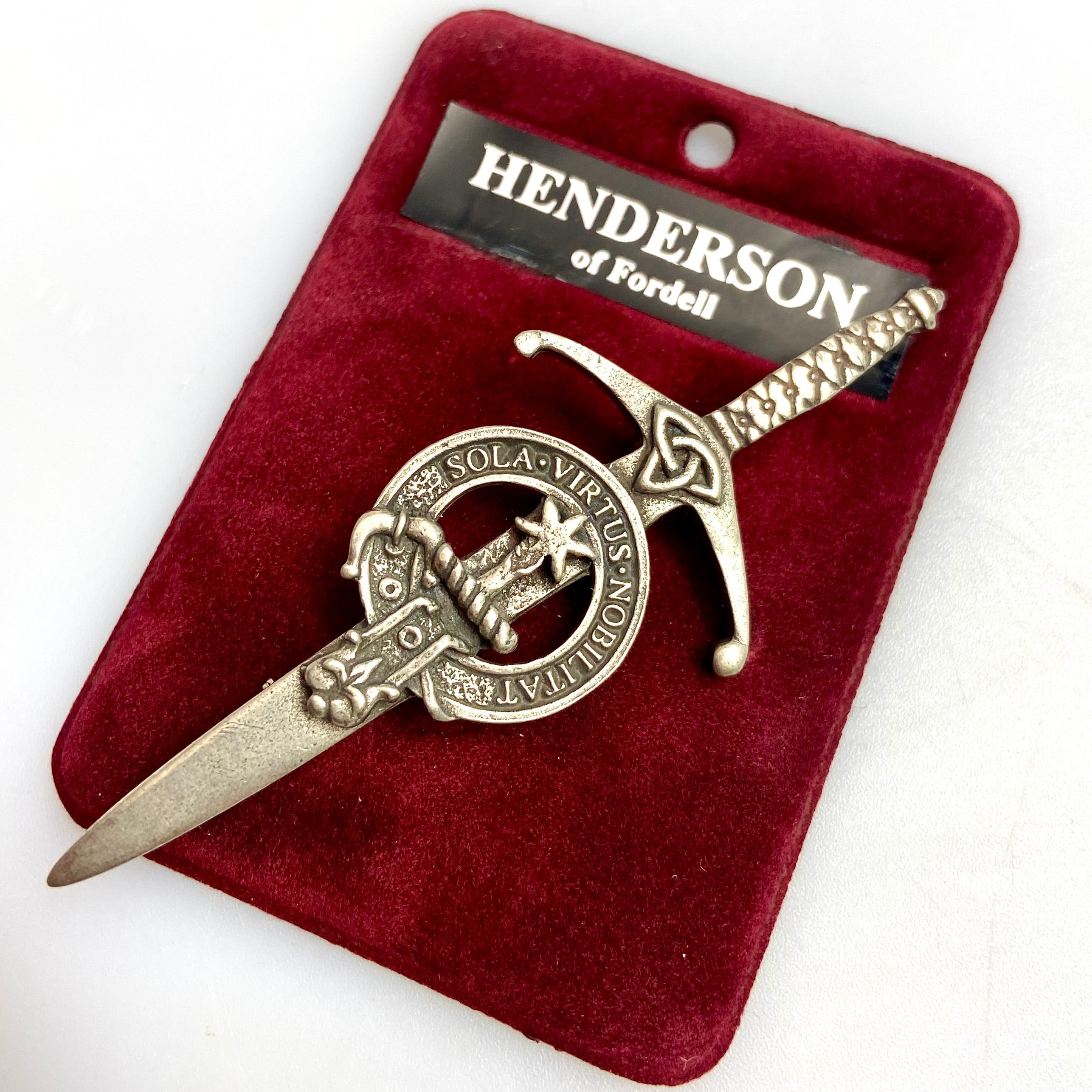 Clan Crest Pewter Kilt Pin with Henderson Crest featuring an antique palladium finish, perfect for showcasing Scottish heritage.